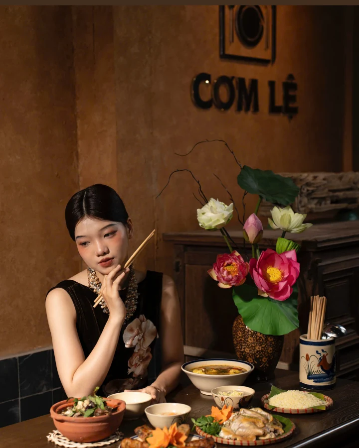 Khách dùng bữa bên mâm cơm tại Cơm Lệ
